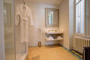 Saint-Honoré-les-BainsにあるDomaine des Myosotis, holiday homeのバスルーム(シャワー、壁掛けのバスローブ付) +19枚の写真