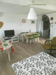 Televízia a/alebo spoločenská miestnosť v ubytovaní Almerimar Paraiso al Mar