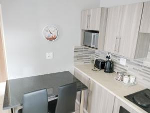 Η κουζίνα ή μικρή κουζίνα στο Sunrise Guesthouse +8 φωτογραφίες