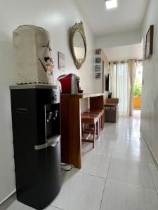 eine Küche mit einem schwarzen Kühlschrank und einem Tisch in der Unterkunft GRAVATÁ WINTERVILLE FLAT 707 in Gravatá
