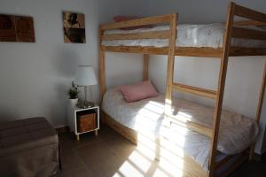 Łóżko lub łóżka w pokoju w obiekcie Casa Rural Lavanda con Piscina