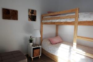 Łóżko lub łóżka w pokoju w obiekcie Casa Rural Lavanda con Piscina