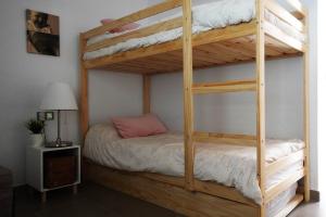 Łóżko lub łóżka w pokoju w obiekcie Casa Rural Lavanda con Piscina