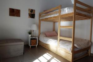 sypialnia z 2 łóżkami piętrowymi i lampką w obiekcie Casa Rural Lavanda con Piscina w mieście San Nicolás del Puerto +37 zdjęć
