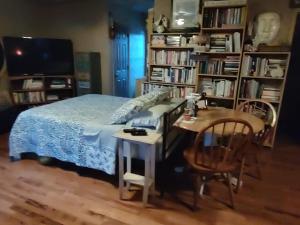 Indys Hidden Gem في انديانابوليس: غرفة نوم بسرير وطاولة ومكتب