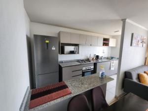 una piccola cucina con frigorifero in acciaio inossidabile di DEPARTAMENTO a Valparaíso