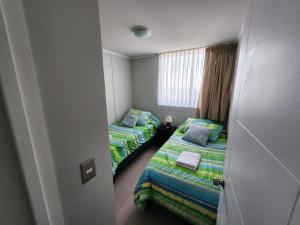 una stanza con due letti e una finestra di DEPARTAMENTO a Valparaíso