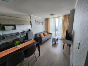 un soggiorno con un divano e un tavolo di DEPARTAMENTO a Valparaíso