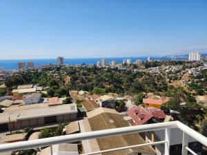 una vista della città dal balcone di un palazzo di DEPARTAMENTO a Valparaíso