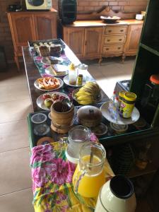 ein Tisch mit vielen Teller Essen drauf in der Unterkunft Chalés Vida Verde in Bom Jardim de Minas