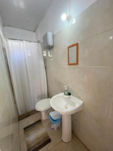 bagno con lavandino bianco e servizi igienici di El três a Chuy