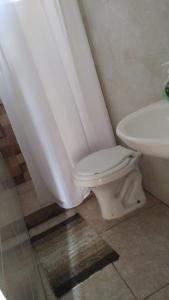 ein Bad mit einem WC und einem Waschbecken in der Unterkunft El três in Chuy