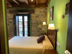 A bed or beds in a room at Hotel El Quintanal