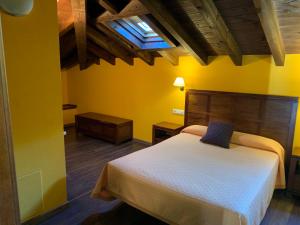 A bed or beds in a room at Hotel El Quintanal