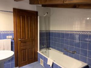 A bathroom at Hotel El Quintanal