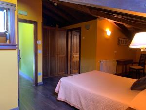 A bed or beds in a room at Hotel El Quintanal
