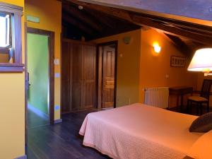 A bed or beds in a room at Hotel El Quintanal