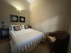 - une chambre avec un lit et une chaise dans l'établissement Los Jazmines, à Agaete