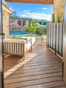 eine Terrasse mit einem Bett und einem Pool in der Unterkunft Lemonhouse Bezzuglio in Toscolano-Maderno