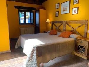 A bed or beds in a room at Hotel El Quintanal