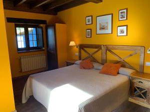 A bed or beds in a room at Hotel El Quintanal