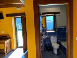 A bathroom at Hotel El Quintanal