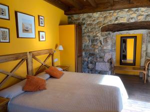 A bed or beds in a room at Hotel El Quintanal