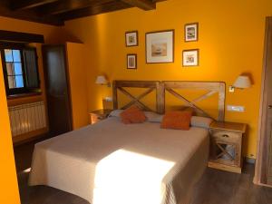 A bed or beds in a room at Hotel El Quintanal