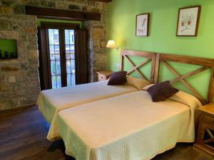A bed or beds in a room at Hotel El Quintanal