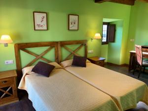A bed or beds in a room at Hotel El Quintanal