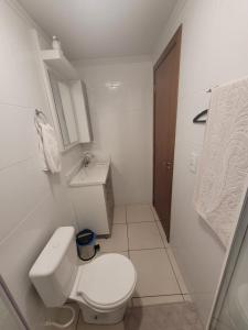 ein kleines Bad mit WC und Waschbecken in der Unterkunft Apartamento centro Efapi ideal para trabalho ou estudo in Chapecó