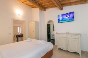 Televízia a/alebo spoločenská miestnosť v ubytovaní Garden Relais Le Fontanelle