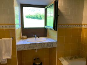 A bathroom at Hotel El Quintanal