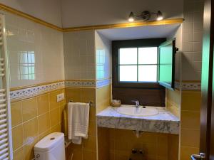 A bathroom at Hotel El Quintanal