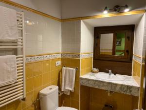 A bathroom at Hotel El Quintanal