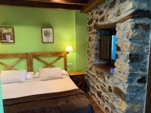 A bed or beds in a room at Hotel El Quintanal