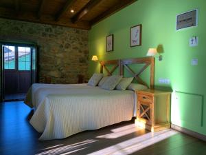 A bed or beds in a room at Hotel El Quintanal