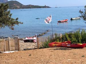 Bandera en una playa con barcos en el agua en Tenda, en Tertenìa