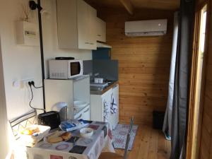 Kuchyň nebo kuchyňský kout v ubytování Chalet piscine montech