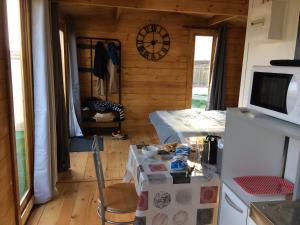 Kuchyň nebo kuchyňský kout v ubytování Chalet piscine montech