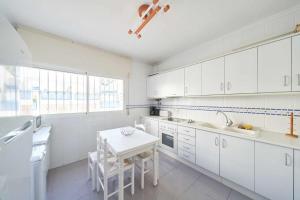 Küche/Küchenzeile in der Unterkunft Apartamento Cala Higuera 80m2