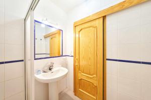 ein Badezimmer mit Waschbecken und Spiegel in der Unterkunft Apartamento Cala Higuera 80m2 in San José
