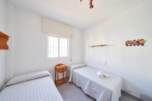 Ein Bett oder Betten in einem Zimmer der Unterkunft Apartamento Cala Higuera 80m2