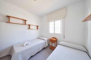 Ein Bett oder Betten in einem Zimmer der Unterkunft Apartamento Cala Higuera 80m2