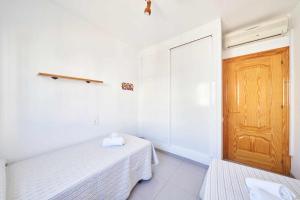 Ein Bett oder Betten in einem Zimmer der Unterkunft Apartamento Cala Higuera 80m2