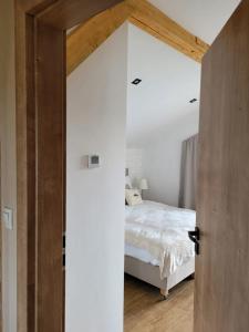 an open door to a bedroom with a bed at Zacisze w Górach in Sosnówka