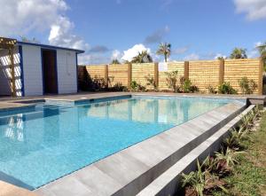 una piscina en un patio trasero con una valla en Tourmaline home, en Governorʼs Harbour