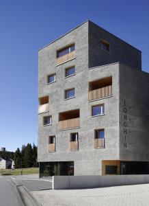 ein Betongebäude mit Seitenfenstern in der Unterkunft B & B Longhin in Maloja