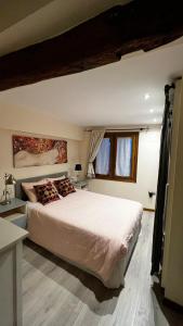ein Schlafzimmer mit einem großen Bett und zwei Fenstern in der Unterkunft Urrondo in Lekeitio