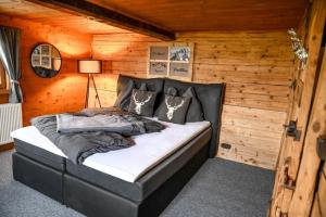 ein Schlafzimmer mit einem Bett in einer Holzhütte in der Unterkunft Haus Prantl in Gallzein